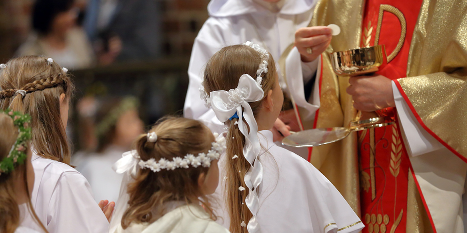 children receiving first communion